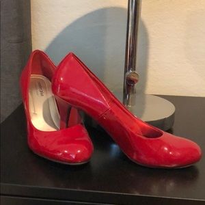 Red pumps